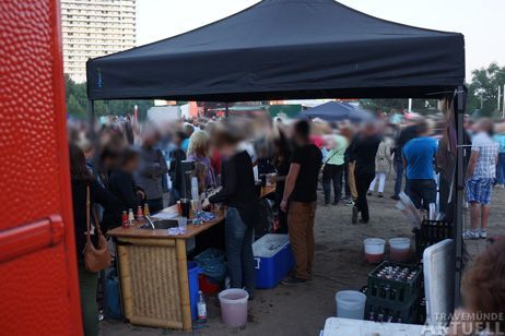 Entspricht »in keinster Weise den gesetzlichen Vorschriften«: Der Cocktail-Stand ohne Boden, ohne fließend Wasser. Die Eimer auf der Erde dienen als Spülbecken. Foto: <b>TA</b>