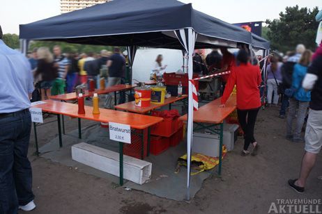 Nach allen Seiten offene Bratwurst-Stand mit »Baustellen-Flatterband«. Wo hier fließend Wasser herkommen soll, ist nicht zu erkennen. Foto: <b>TA</b>