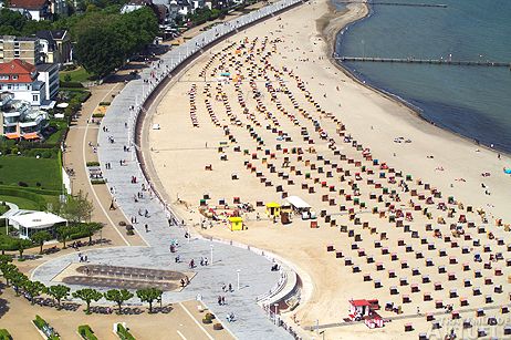 Andere Tourismus-Orte informieren sich beim Travemünder Kurbetrieb über das Konzept der Promenaden-Neugestaltung. Hier der auffällige Kreisrunde Platz mit den Wasserspielen und der Rampe zum Strand. Fotos: <b>KARL ERHARD VÖGELE</b>