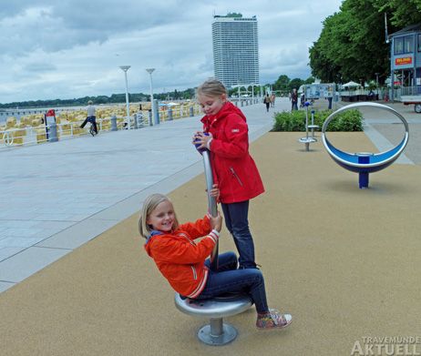 Bei jedem Wetter ein Erlebnis: Emilie (links) und Karoline testen die neuen Spielgeräte der Travemünder Strandpromenade. Fotos: <b>KARL ERHARD VÖGELE</b>