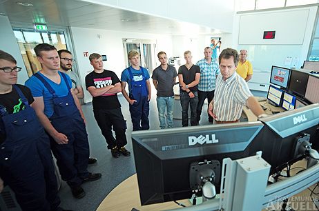 Der Leiter der Verkehrszentrale, Gerhard Müller Hagen, erläutert die Aufgaben und Funktionsweise der Verkehrszentrale am Beispiel eines Arbeitsplatzes. Foto: <b>KARL ERHARD VÖGELE</b>