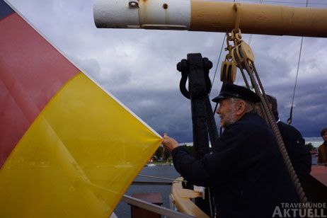 Walter Dühring und Harald Ahrens setzen die Flagge der »Passat« am Donnerstag von 12:00 bis 16:00 Uhr auf Halbmast. Fotos: <b>TA</b>