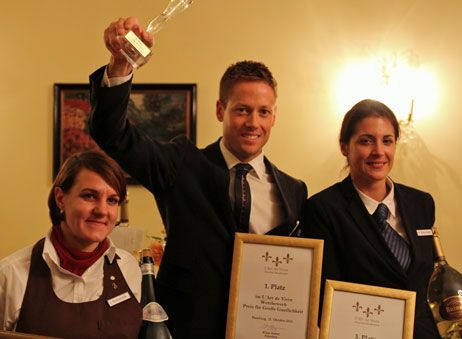 Die Preisträger des L’Art de Vivre Servicewettbewerbs 2013: Jenny Kunaschk (A-ROSA Travemünde. 2. Platz), Gewinner Simon Oberhofer (Hotel Castel in Südtirol), Frau Denise Hänscheid (A-ROSA Sylt, 3. Platz), v.l. Foto: <b>A-ROSA</b>