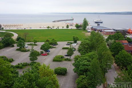 Den Parkplatz Aqua-Top gibt es noch. Wo das Spaßbad stand, ist derzeit eine Wiese. Und vielleicht bald ein Hotel. Foto: <b>ARCHIV TA</b>
