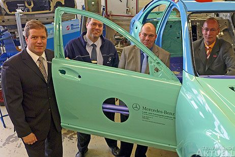 V.l.n.r Björn U. Moraw, Serviceleiter Mercedes-Benz und smart, Lübeck + Mölln, Mark Wisotzki, Daimler AG, Thorsten Wiechmann, Meister, Technische Berufsausbildung, Sicherheitskraft, Umweltmanagement-Beauftragter, Daimler AG, Niederlassung Lübeck, Jens Giese, Leiter des Kfz-Kompetenzzentrums der Berufsbildungsstätte Travemünde. <b>Foto Karl Erhard Vögele</b>