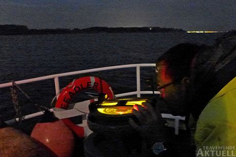 Chefnautiker Jens Leisner bei der Peilung der Bake an einem der Übergänge vom roten in den grünen Sektor. Die Voraussetzungen für genaue Messungen waren bei ruhiger See sehr günstig.