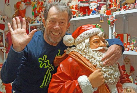 In Lübeck wollte sie keiner: Peter Schütt hat seine weltgrößte Weihnachtsmann-Sammlung nach München verkauft. Foto: <b>TA</b>
