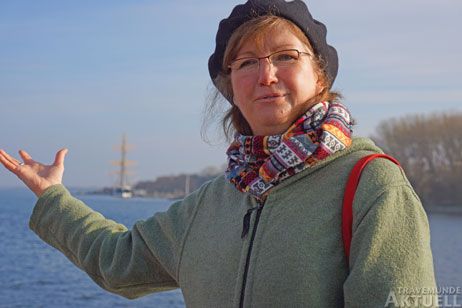 »Hier mündet die Lebensader der Travemünder in die Lübecker Bucht«: Der Rundgang mit Stadtführerin Susanne Hildebrandt führt auch auf den Ostpreußenkai an der Trave. Foto: <b>TA</b>