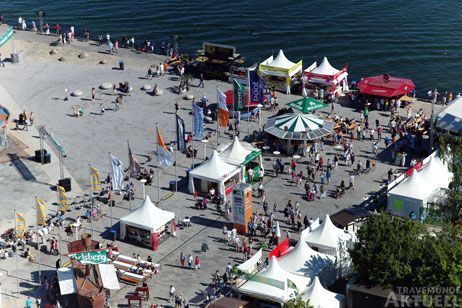 Die »Travemünder Woche« (Foto) des LYC darf im überregionalen Highlight-Kalender des OHT natürlich nicht fehlen. Saisonstart an der Ostsee ist die neue Veranstaltung »Strandfrühstück«. Foto: <b>ARCIV TA/KEV</b>