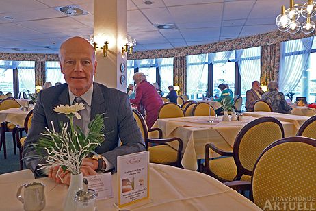 Direktor Jürgen Lehnhausen im Restaurant mit Blick auf die Fähren, die Trave, die Altstadt Travemündes und die Vorderreihe. Hunderte kamen und ließen sich das Haus zeigen. Direktor Lehnhausen war’s zufrieden.
