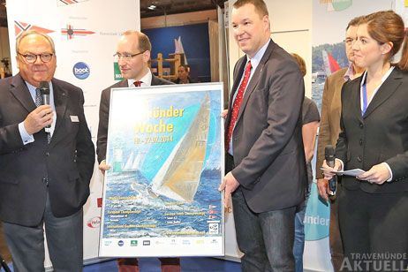 Messechef Werner M. Dornscheidt, der LYC-Vorsitzende Dierk Faust, TW-Geschäftsführer Jens Kath und TW-Pressesprecherin Anne Stadtfeld präsentierten das Travemünder-Woche-Plakat 2014, das wieder auf einem Gemälde der Travemünder Künstlerin Frauke Klatt basiert. Foto: <b>CHRISTIAN BEECK</b>
