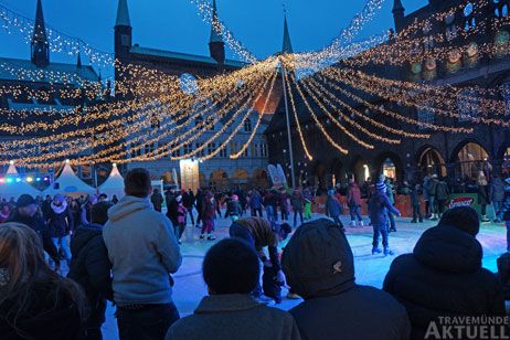 Die Eisbahn auf dem Lübecker Markt öffnet noch bis zum 23. Februar täglich von 10:00 bis 21:00 Uhr. Foto: <b>ARCHIV TA</b>