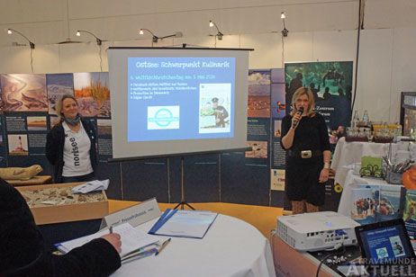 Constanze Höfinghoff (links) von der Nordsee-Tourismus Service GmbH und Katja Lauritzen vom Ostsee-Holstein-Tourismus e.V. informierten auf einer sehr gut besuchten Pressekonferenz direkt auf Norddeutschlands größter Reisemesse in Hamburg über die Entwicklungen im touristischen Marketing. Fotos: <b>TA</b>