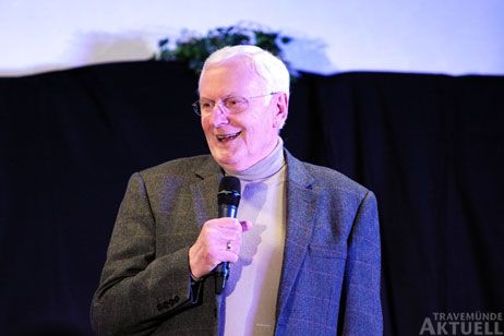 Der Kulturbühnen-Vorsitzende Wolfgang Hovestädt sagte die Kabarettisten an. Fotos: <b>KARL ERHARD VÖGELE</b>