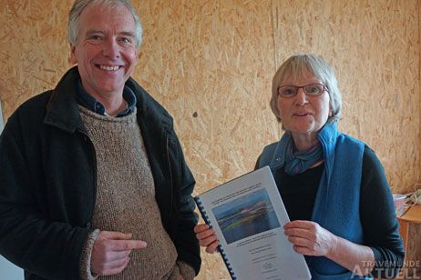 Matthias Braun, Ulrike Westphal und weitere Kollegen vom Landschaftspflegeverein erzählen auf der Führung von der wechselvollen Geschichte des Priwalls. Foto: <b>TA</b>