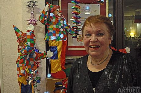 Silke Waltereit, hier in Pause auf dem Weg zur Umkleide, entführte das Publikum ins alte Berlin. Foto: <b>KARL ERHARD VÖGELE</b>