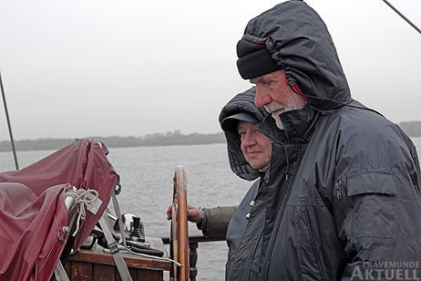 Kapitän Dieter Baars (links) am Ruder bei der Ausfahrt Richtung Hohe See, daneben Peter Hecht in der Funktion des 1. Steuermannes. Beide waren im Privatberuf Kapitäne. <b>Foto Karl Erhard Vögele</b>