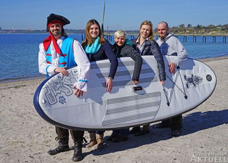 Werben für die Badesaison 2014: Käptn Kapeister, Kampagnenmanagerin Sommer, Strand und Familie Sonja Zastrow, Sandra Neils von der Surf+Kiteschule Pelzerhaken-Rettin, die Ortsmanagerin für Neustadt-Pelzerhaken-Rettin Sandra Rieckermann und Sven Neils von der Surf+Kiteschule Pelzerhaken-Rettin. Foto: <b>TA</b>