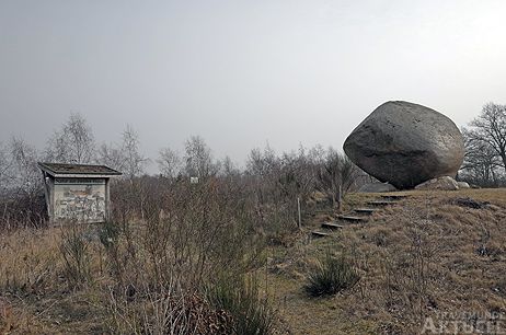 Der Wandhoff-Findling ist im Malenter Findlingsgarten, etwa eine Autostunde von Travemünde entfernt, zu bewundern. Fotos: <b>KARL ERHARD VÖGELE</b>