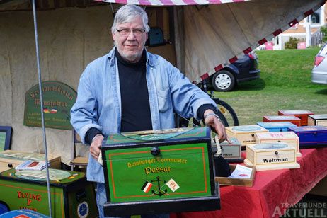 Reinhold Fischer fertigt seine Seemannskisten aus Massivholz und bemalt sie auch: Zum Beispiel mit der Travemünder Viermastbark »Passat«. Foto: <b>TA</b>