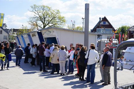 Am Weltfischbrötchentag standen die Kunden im Niendorfer Fischereihafen auch gern Schlange nach dem beliebten Künsten-Snack. Fotos: <b>TA</b>
