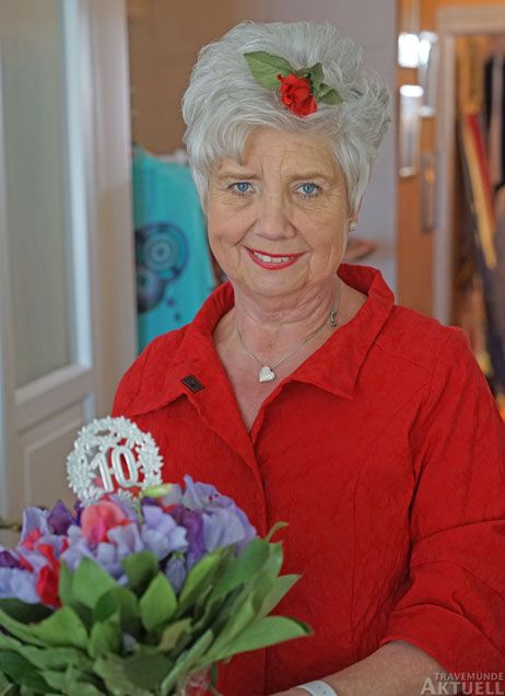 Viele Kunden brachten Blumen zum 10. Geburtstag von »Rund – na und« vorbei. Anja Neuchel-Brincker feierte am Donnerstag mit ihren Gästen in der Vorderreihe. Fotos: <b>TA</b>