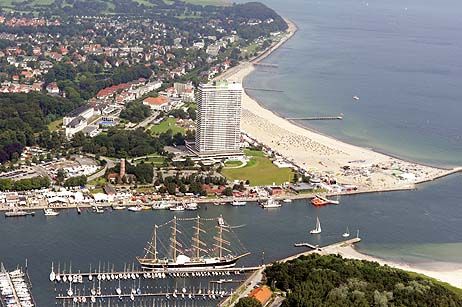 Auf der grünen Aqua-Top-Wiese präsentiert sich während der Segelveranstaltung »Travemünder Woche« die Bundeswehr. Foto: <b>KEV/ARCHIV TA</b>
