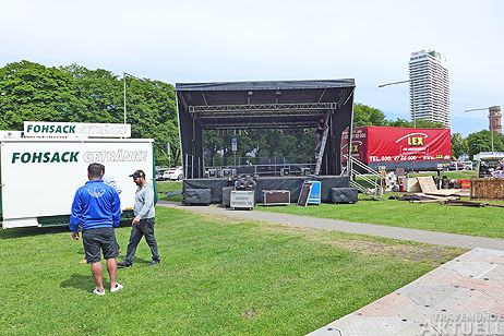 Die sechs Bühnen entlang der Travepromenade stehen, jetzt kann das Shanty-Fest beginnen. Fotos: <b>KARL ERHARD VÖGELE</b>