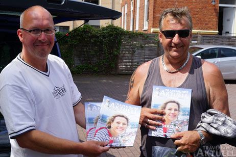 Der langjährige TA-Verteiler Christian Jäger (links) drückt Fans des jungen Magazins auch gern persönlich ein Exemplar in die Hand.