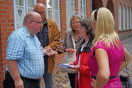Bürgerschaftsmitglied Thomas Thalau (links) und der Ortsrats-Vorsitzende Gerd Schröder hatten am Montag für die Hundehalterinnen einen Termin beim Kurbetrieb organisiert. Foto: <b>TA</b>