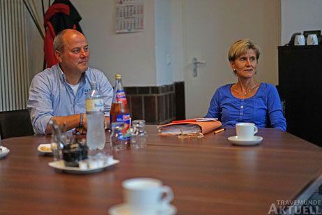 Kurdirektor Uwe Kirchhoff und Heike Blankenburg hörten sich das Anliegen der Hundehalter an und sagten eine genaue und neutrale Prüfung zu. Fotos: <b>TA</b>