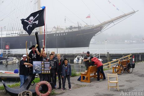 Am schwarzen Anker vor der Passat soll auch im nächsten Jahr wieder die Piratenflagge anzeigen, dass das Ostsee-Rock-Festival näher rückt. Fotos: <b>TA</b>