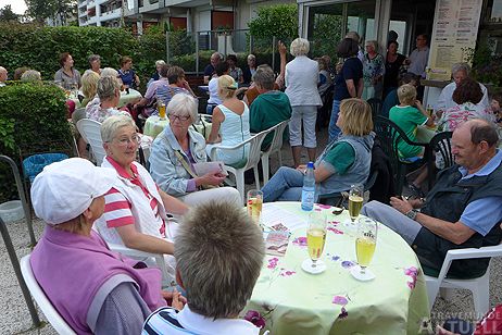 Am Dienstag trafen sich zahlreiche Hundehalter zu einer Bersprechung in »Huxmanns Pavillon«. Fotos: <b>KARL ERHARD VÖGELE</b>