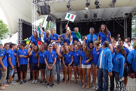 400 Jugendliche aus aller Welt zogen zu den jeweiligen Nationalhymnen ins »Segelstadion« Brügmanngarten ein. Fotos: <b>KARL ERHARD VÖGELE</b>