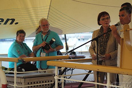 Nino Shmueli, Präsident der internationalen Klassenvereinigung, begrüßte die jungen Segler an Bord. Fotos: <b>KARL ERHARD VÖGELE</b>