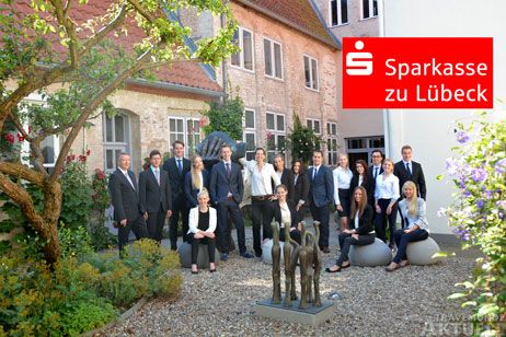 Frank Schumacher (li.), Vorsitzender des Vorstands der Sparkasse zu Lübeck AG, und Ausbildungsleiterin Kristin Komm (mi.) zusammen mit den neuen Auszubildenden der Sparkasse zu Lübeck im Garten des Günther Gras-Hauses. Foto: <b>SPARKASSE</b>