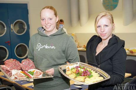 Beste Fleischergesellin aus Schleswig-Holstein wurde Anna Steffen (links), beste Fachverkäuferin aus Mecklenburg-Vorpommern ist Monique Sempert (rechts). Sie vertreten ihre Bundesländer im November beim Bundeswettbewerb in Koblenz. Foto: <b>TA</b>