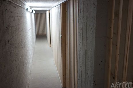Aus dem ehemaligen Travemünder Luftschutzbunker wurde ein sehr langer Keller für die neuen Bewohner des Grundstücks. Fotos: <b>TA</b>