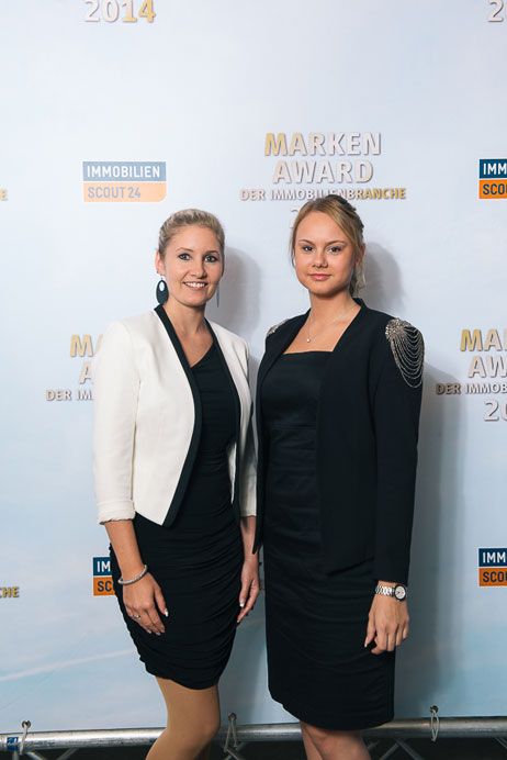 Anika Unruh und Britta Speder waren bei der Preisverleihung in Frankfurt. Foto: <b>MÖLLERHERM IMMOBILIEN</b>