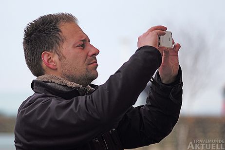 Veranstalter Dennis Gehl schießt ein paar Bilder für die seit Jahren gängige Veranstaltungswerbung in sozialen Netzwerken. Fotos: <b>KARL ERHARD VÖGELE</b>