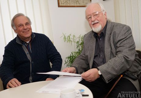 Elmar Bruhn (links) und Adalbert Raasch vom Vorstand des Pommerschen Zentralverbandes verweisen auf den Kulturaspekt der Ostsee-Akademie für Travemünder und Lübeck. »Wir sind für alle Kulturveranstaltungen offen«, sagen sie. Der Akademie-Betrieb geht weiter. Doch für das große Gebäude mit den Sälen, Seminar-Räumen und Büros soll jetzt ein Investor gesucht werden. <b>TA</b>