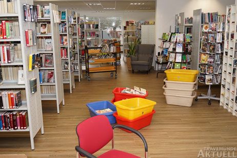 Noch sind nicht alle Kisten aus den Kästen geräumt, doch am 5. Februar 2015 soll alles fertig sein in der Travemünder Stadtbibliothek. Foto: <b>TA</b>
