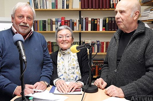 Moderator Rolf Fechner (links) hatte in der jüngsten Sendung des Travemünder Journals Irene Herrling und Erhard Polsfuß zu Gast, die sich für den Erhalt des FKK-Strandes am Brodtener Steilufer einsetzen. Fotos: <b>KARL ERHARD VÖGELE</b>