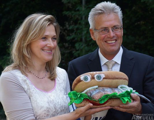 OHT-Geschäftsführerin Katja Lauritzen und der OHT-Vorsitzende Volker Owerien werben für den Weltfischbrötchentag. Foto: <b>ARCHIV TA</b>