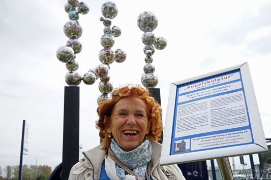 Marion Lemke-Stark vom Kunstverein, hier vor den neuen »Perlen im Wind«, freut sich auf die Eröffnungsveranstaltung am Samstag. Foto: <b>TA</b>