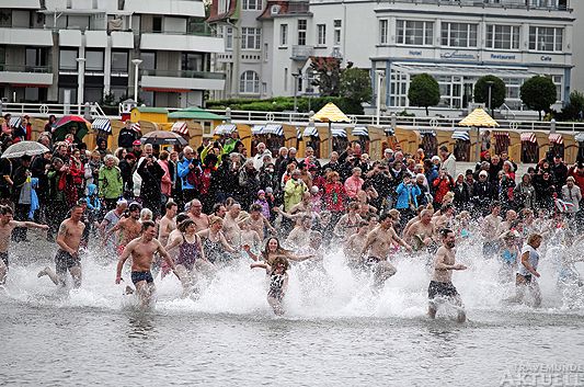 Das Jagdfieber macht die 11 Grad Wassertemperatur vergessen: Anbader versuchen eines der Plastikentchen zu ergattern, die sich später gegen T-Shirts tauschen lassen. Fotos: <b>KARL ERHARD VÖGELE</b>