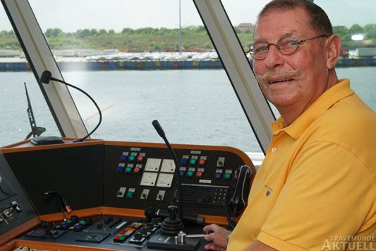 »Das ist meine alte Heimat und ich freue mich«, sagt Kapitän Peter Adolf Rathmann. Mit der MS Hanse macht er zweimal täglich vorm Hansemuseum fest. Foto: <b>TA</b>