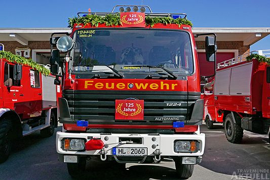 Vor dem Gerätehaus warteten die festlich geschmückten Fahrzeuge auf den Beginn der Parade. Fotos: <b>KARL ERHARD VÖGELE</b>