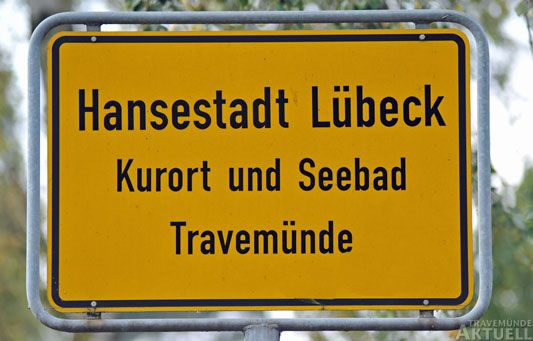 Ist Travemünde ein Seebad oder eine Universitätsstadt? So sahen die alten Schilder aus. Fotos: <b>ARCHIV TA</b>