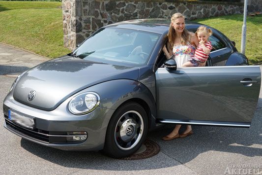 New-Beetle-Fans aus dem ganzen Land werden zu dem Treffen erwartet. Irena und Lyra (2) haben es nicht weit, sie kommen aus Travemünde. Foto: <b>TA</b>